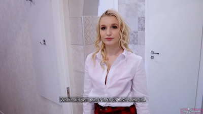 Jovem universitária trai o namorado com o seu amigo | POV e ejacula dentro da rata dela!