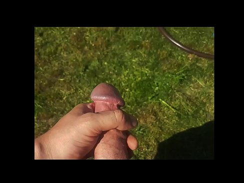 ❤️ A boazona fica com a rata rosa fodida e ejacula com um esguicho num jardim de Verão ❌ Porno de qualidade em pt.taxiporec.top ﹏